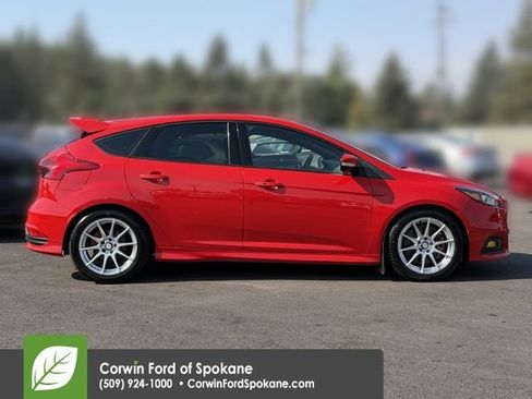Used 2017 Ford Focus ST FWD image 9
