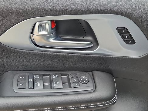 New 2026 Chrysler Pacifica Limited w/ Uconnect Theater Family Group FWD image 14