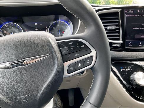 Used 2023 Chrysler Pacifica Touring-L FWD image 24