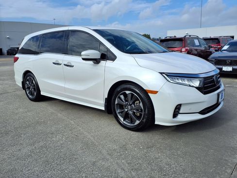 Certified 2023 Honda Odyssey Elite image 2