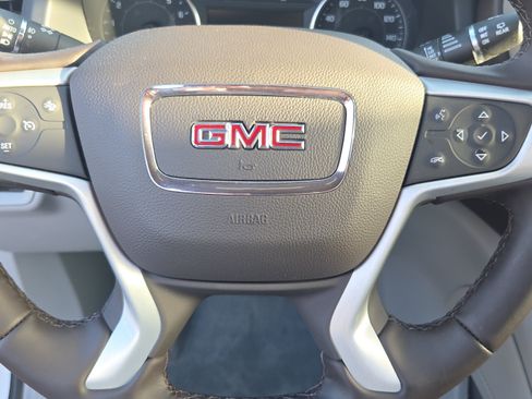 Used 2023 GMC Acadia SLT image 23
