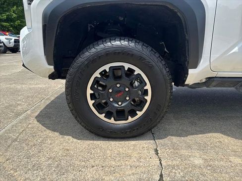 Certified 2024 Toyota Tacoma TRD Off-Road AWD/4WD image 30