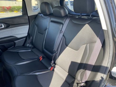 Used 2022 Jeep Compass Latitude FWD image 24