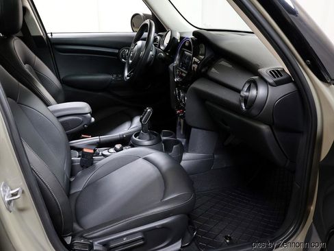 Used 2020 MINI Cooper 4-Door Hardtop w/ Storage Package FWD image 31