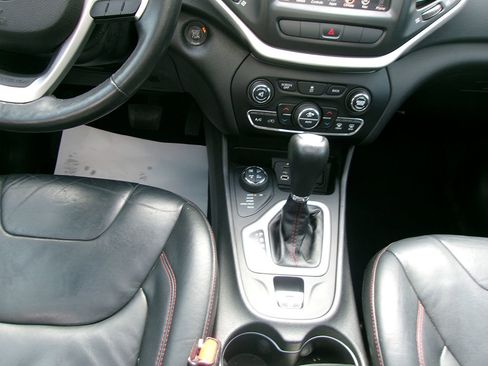 Used 2014 Jeep Cherokee Trailhawk w/ Comfort/Convenience Group AWD/4WD image 15