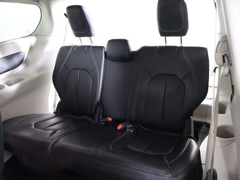 Used 2023 Chrysler Pacifica Touring-L image 34