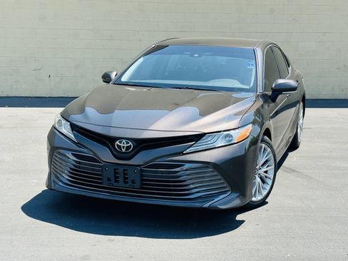 Used 2018 Toyota Camry XLE image 2