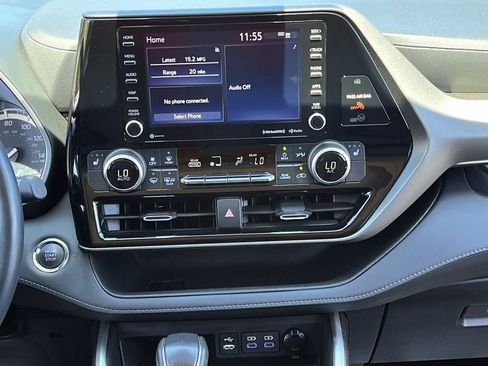 Used 2022 Toyota Highlander XLE FWD image 15