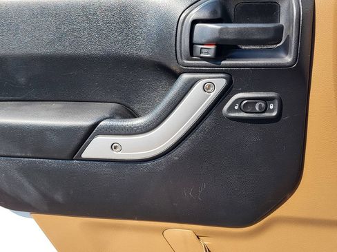 Used 2014 Jeep Wrangler Unlimited Sahara w/ Dual Top Group AWD/4WD image 27