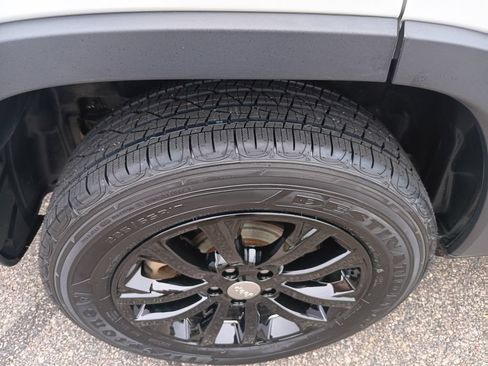 Used 2019 Jeep Cherokee Latitude Plus AWD/4WD image 28