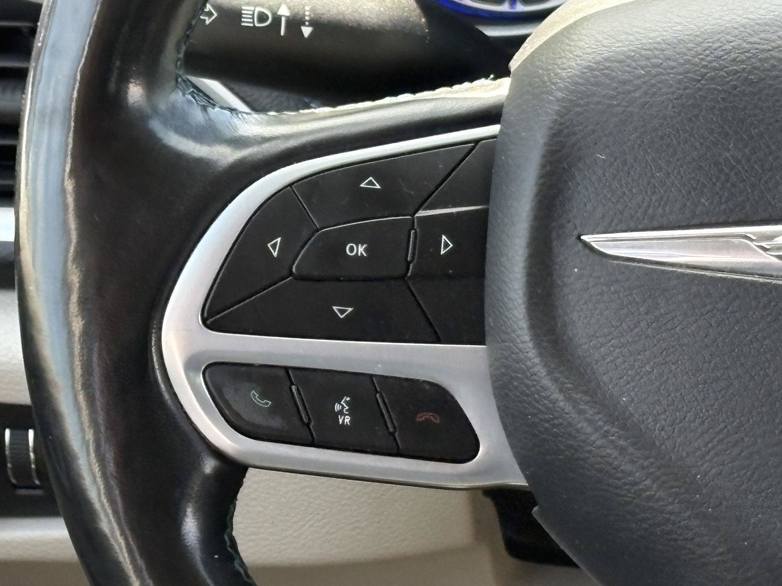 Used 2021 Chrysler Pacifica Touring-L FWD image 10