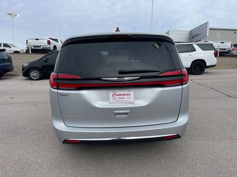 Used 2024 Chrysler Pacifica Touring-L image 6