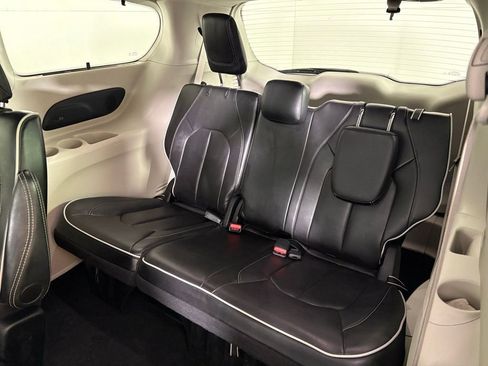 Used 2024 Chrysler Pacifica Limited image 38