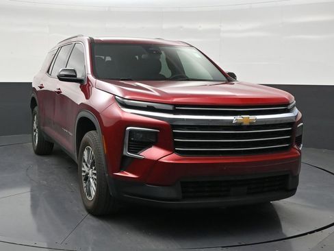Used 2025 Chevrolet Traverse LT FWD image 7