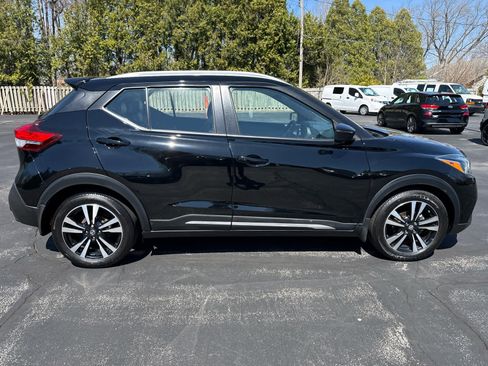 Used 2019 Nissan Kicks SR w/ SR Premium Package image 2