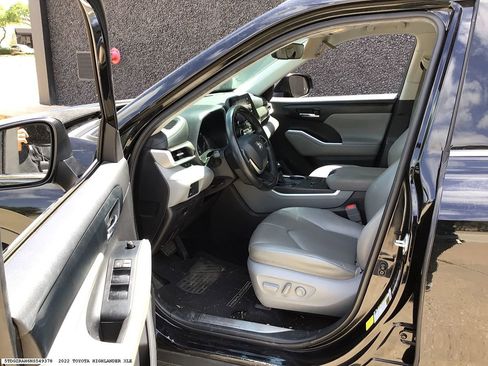 Used 2022 Toyota Highlander XLE FWD image 8