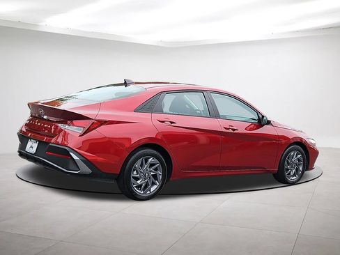 Used 2024 Hyundai Elantra SEL FWD image 7
