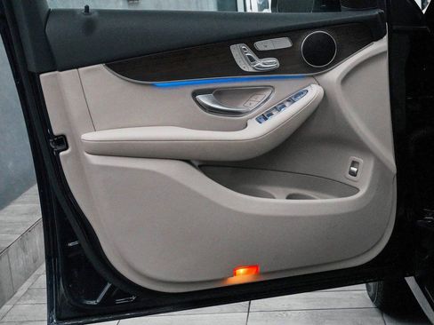 Used 2022 Mercedes-Benz GLC 300 4MATIC image 11