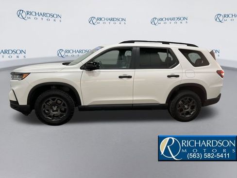 Used 2025 Honda Pilot TrailSport image 2