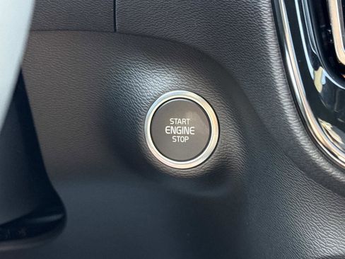 Used 2024 Volvo XC40 B5 Core image 13