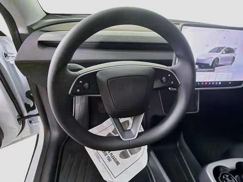 Used 2026 Tesla Model Y Long Range RWD image 11