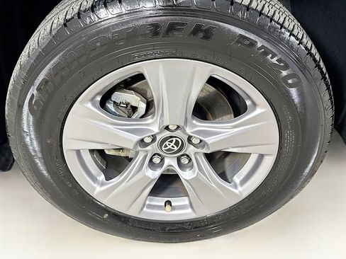 Used 2025 Toyota RAV4 XLE AWD/4WD image 40