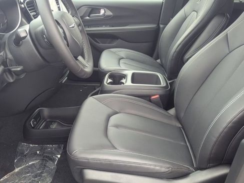 New 2026 Chrysler Pacifica Select image 9