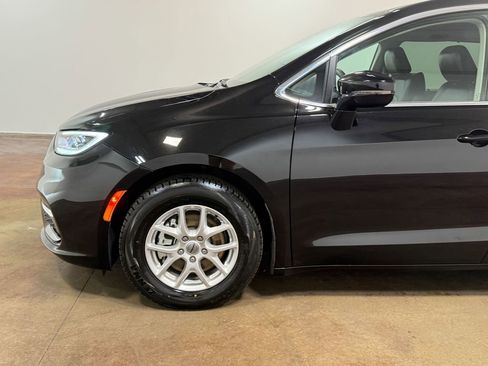 Used 2024 Chrysler Pacifica Touring-L image 37