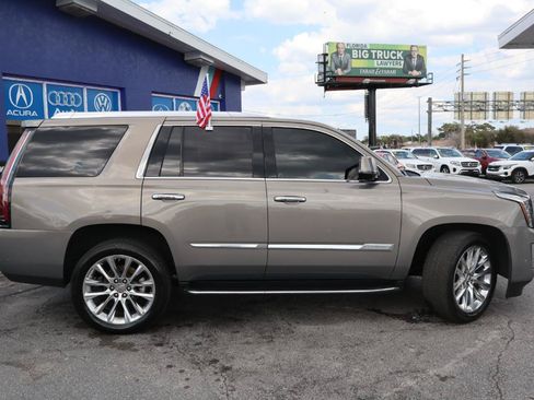 Used 2017 Cadillac Escalade Luxury RWD image 2