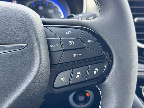 Used 2023 Chrysler Pacifica Limited w/ Uconnect Theater Family Group AWD/4WD image 9