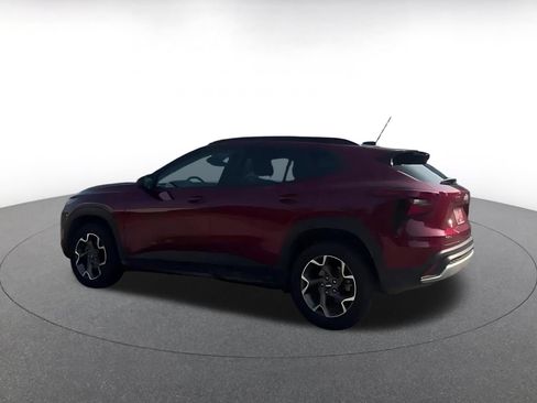 Used 2025 Chevrolet Trax LT w/ LT Convenience Package FWD image 9