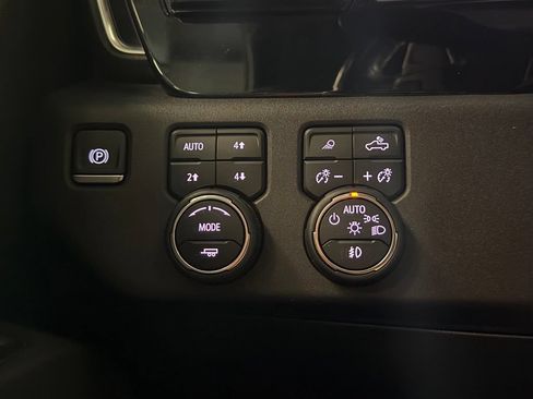 Used 2022 Chevrolet Silverado 1500 LT Trail Boss w/ LT Trail Boss Premium Package AWD/4WD image 13