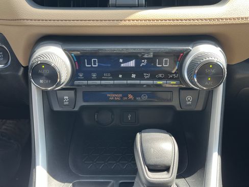 Used 2021 Toyota RAV4 XLE FWD image 22