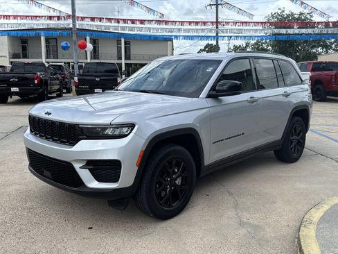 Used 2024 Jeep Grand Cherokee Altitude RWD image 3