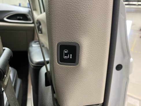 Used 2022 Chrysler Pacifica Touring-L image 13