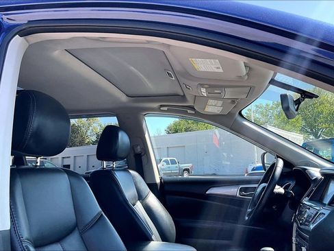 Used 2019 Nissan Pathfinder SL AWD/4WD image 23