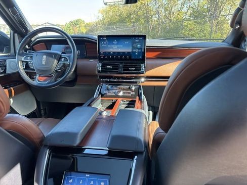 Certified 2023 Lincoln Navigator Reserve image 9