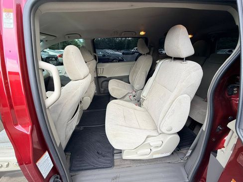 Used 2017 Toyota Sienna LE w/ Protection Package FWD image 11