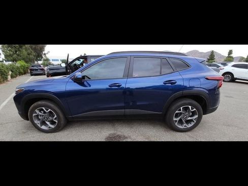 Used 2024 Chevrolet Trax LT w/ LT Convenience Package image 5