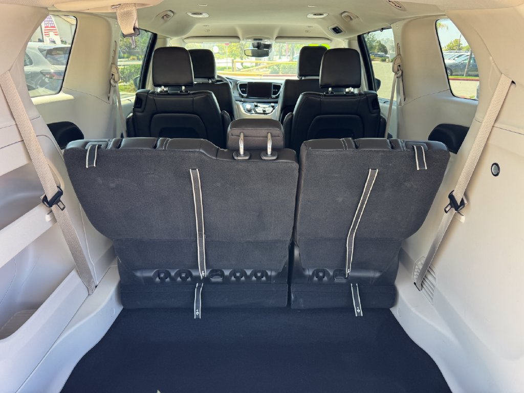 Used 2023 Chrysler Pacifica Touring-L FWD image 15