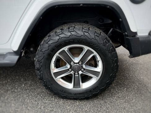 Used 2018 Jeep Wrangler Unlimited Sahara w/ Cold Weather Group image 11