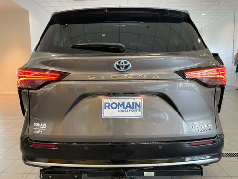 Used 2023 Toyota Sienna Platinum image 4