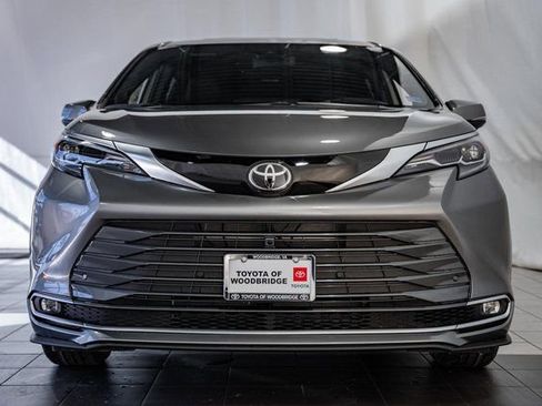 New 2026 Toyota Sienna Platinum image 2