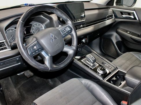 Used 2022 Mitsubishi Outlander SE image 26