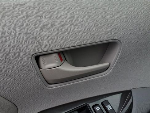 Used 2013 Toyota Sienna LE image 18