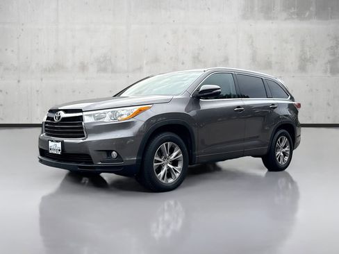 Used 2014 Toyota Highlander XLE image 3