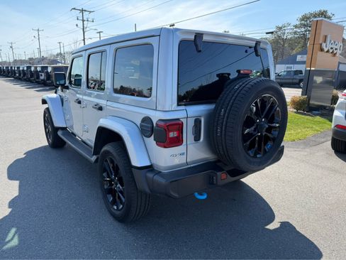 Used 2023 Jeep Wrangler Sahara w/ Cold Weather Group image 9