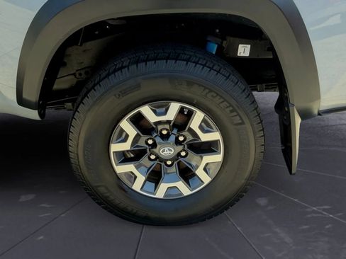 Used 2018 Toyota Tacoma TRD Off-Road w/ TRD Premium Off Road Package AWD/4WD image 32