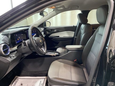 Used 2024 Chevrolet Trax LT w/ LT Convenience Package image 16