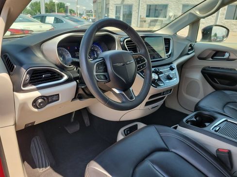 Used 2023 Chrysler Pacifica Touring-L FWD image 20